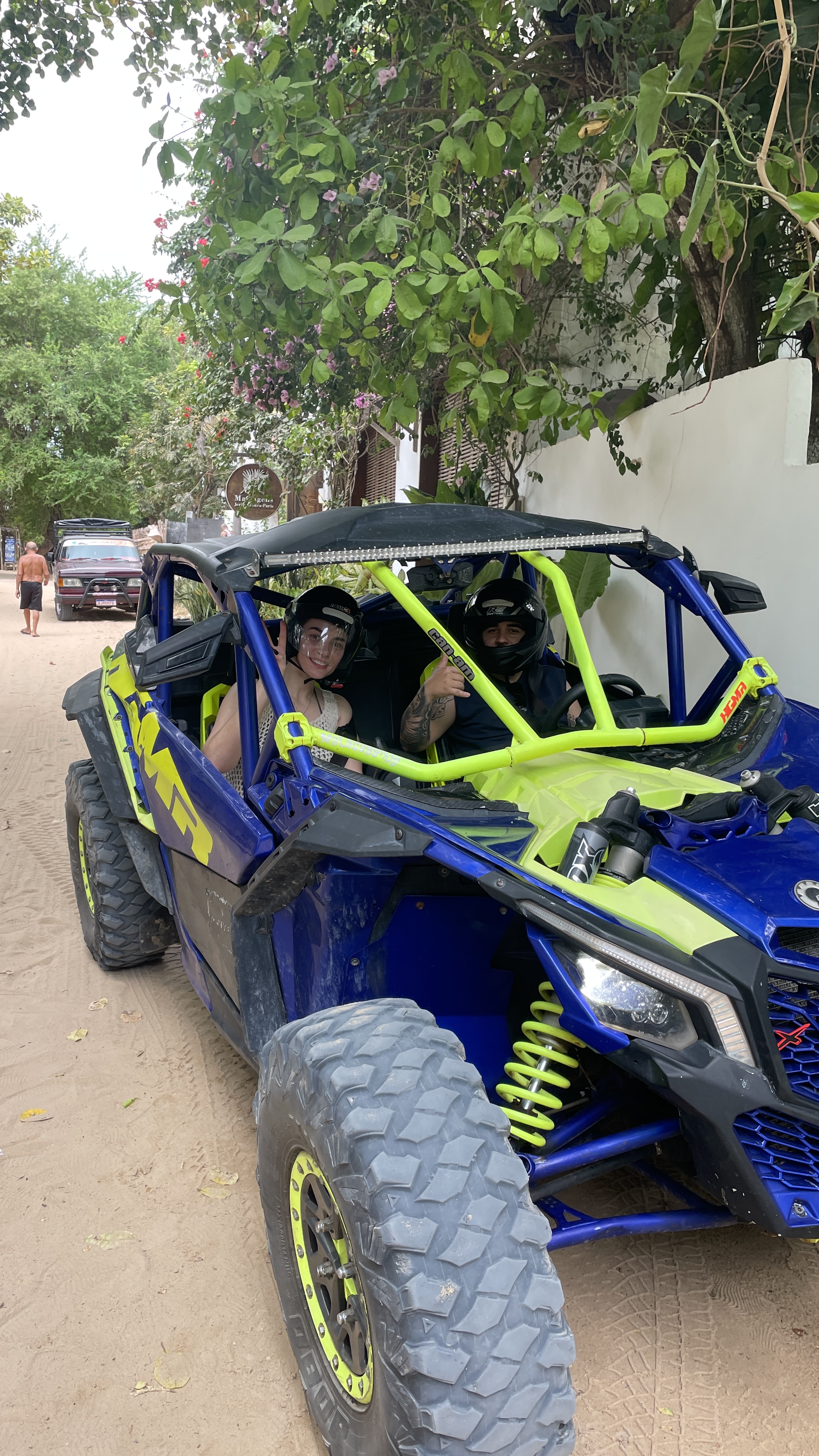 Casal sorrindo dentro do UTV Venturo Jeri nas ruas de Jeri